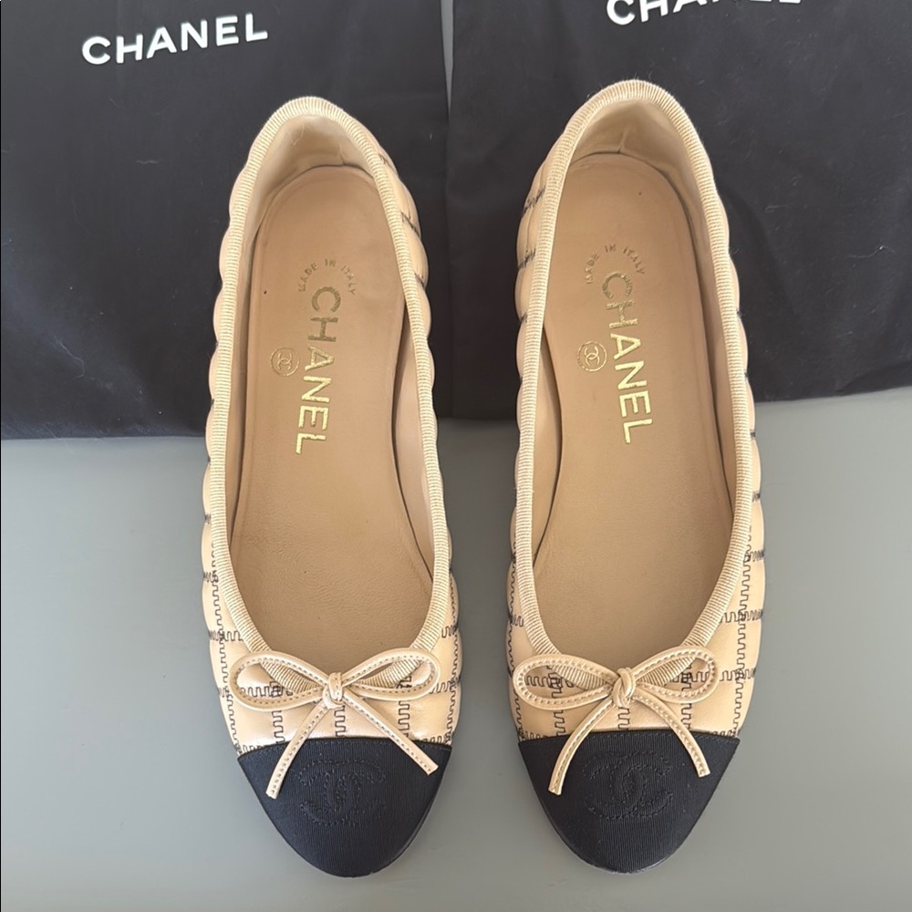 CHANEL Cream and Black Flats with Quilted Design - Picture 5 of 5